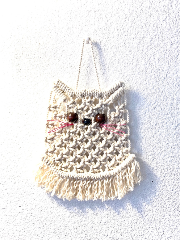 マクラメ編みタペストリー～ピンクの髭の猫 1枚目の画像
