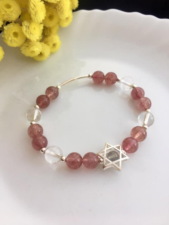 Amanda Jewelry『開幕慶 任兩件88折』{天使之戀}天然草莓晶 白水晶 藍月光拉長石 925銀 原創手鏈 第1張的照片