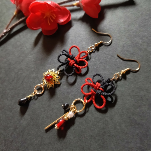 飾り結びの創作ピアス(イヤリング)（赤×黒）【チャイナ【中華【卒業式 