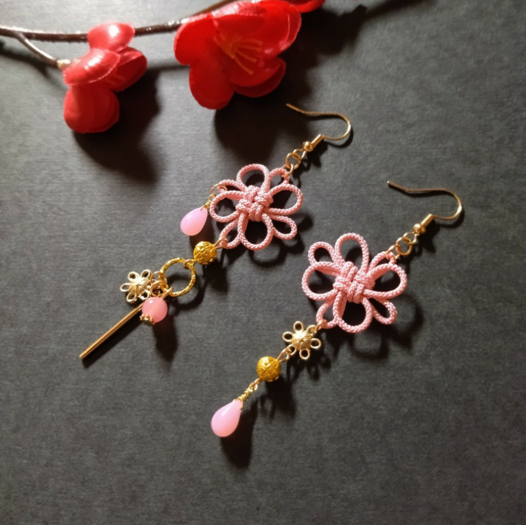 飾り結びとお花のピアス(イヤリング)（薄ピンク）【チャイナ【中華 