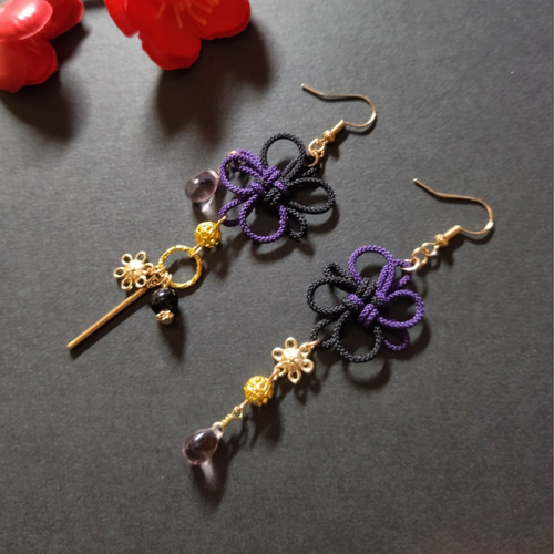 バイカラー】飾り結びとお花のピアス(イヤリング)（紫×黒）（色 
