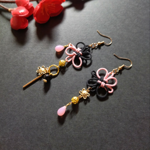 バイカラー】飾り結びとお花のピアス(イヤリング)（薄ピンク×黒）（色 