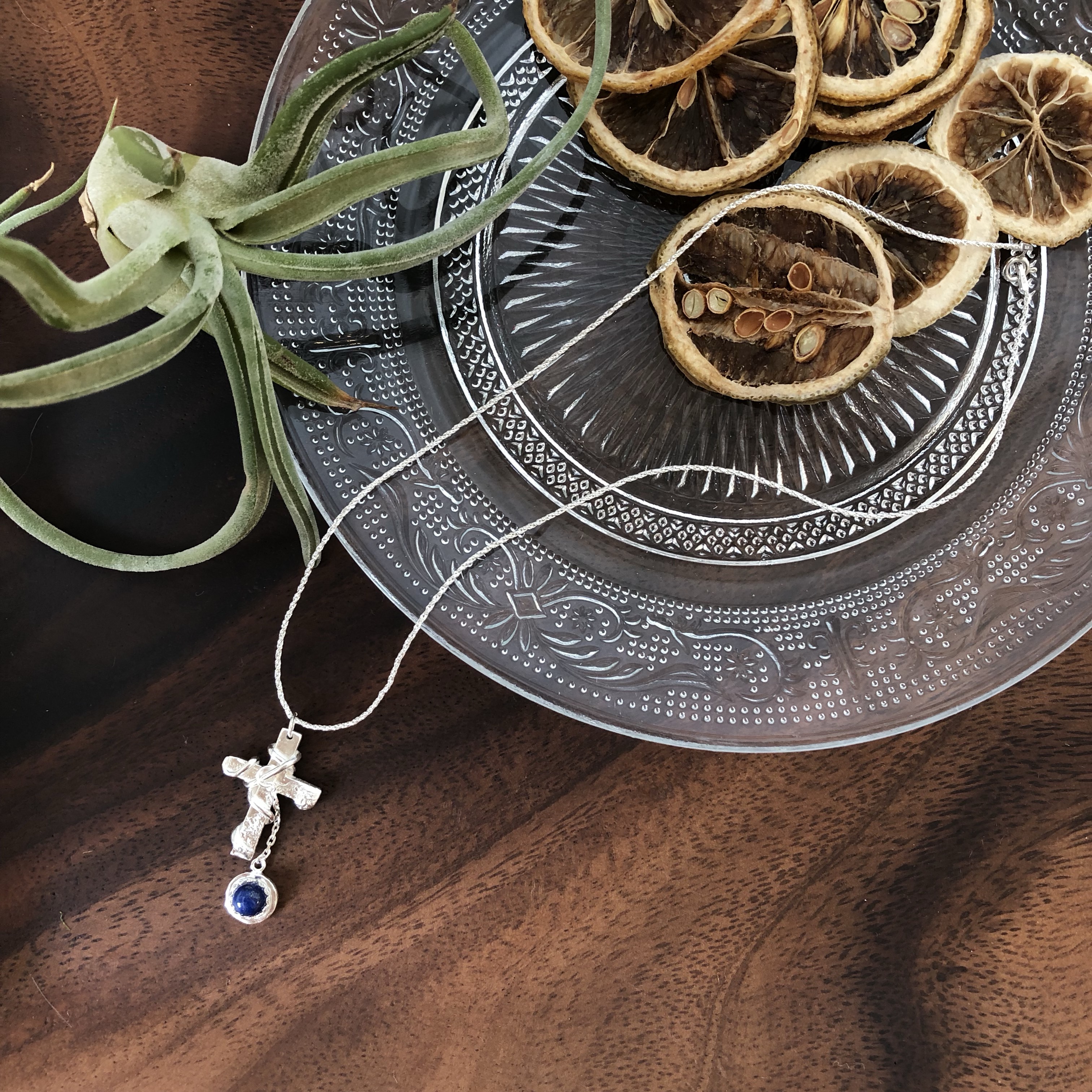 純銀クロスネックレス ラピスラズリ付き