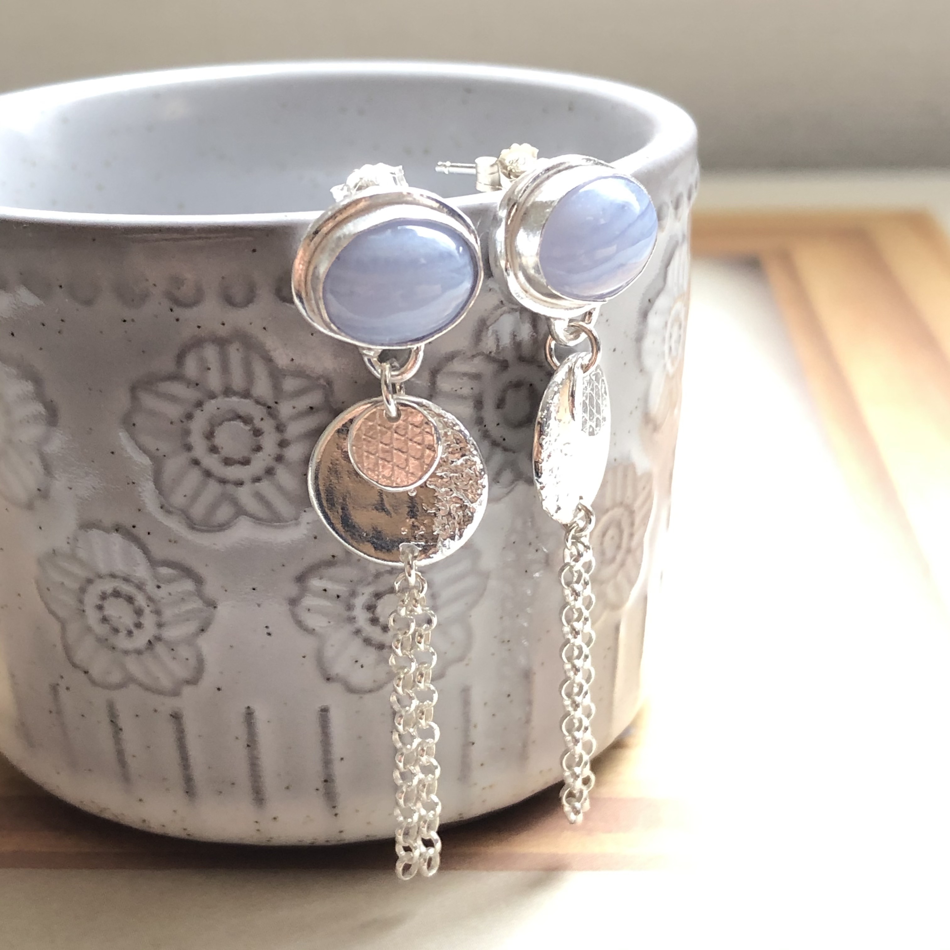 シルバーピアス レディース 揺れる 天然石 ブルーレースアゲート 水色 涼やかピアス（スタッド・一粒）