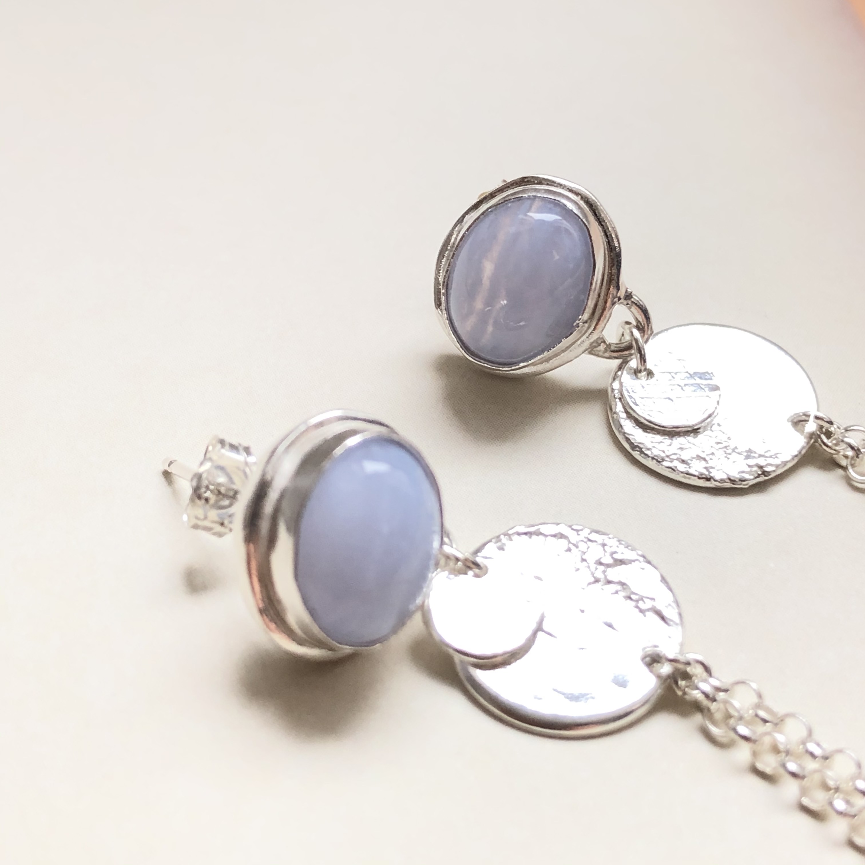 シルバーピアス レディース 揺れる 天然石 ブルーレースアゲート 水色 涼やか
