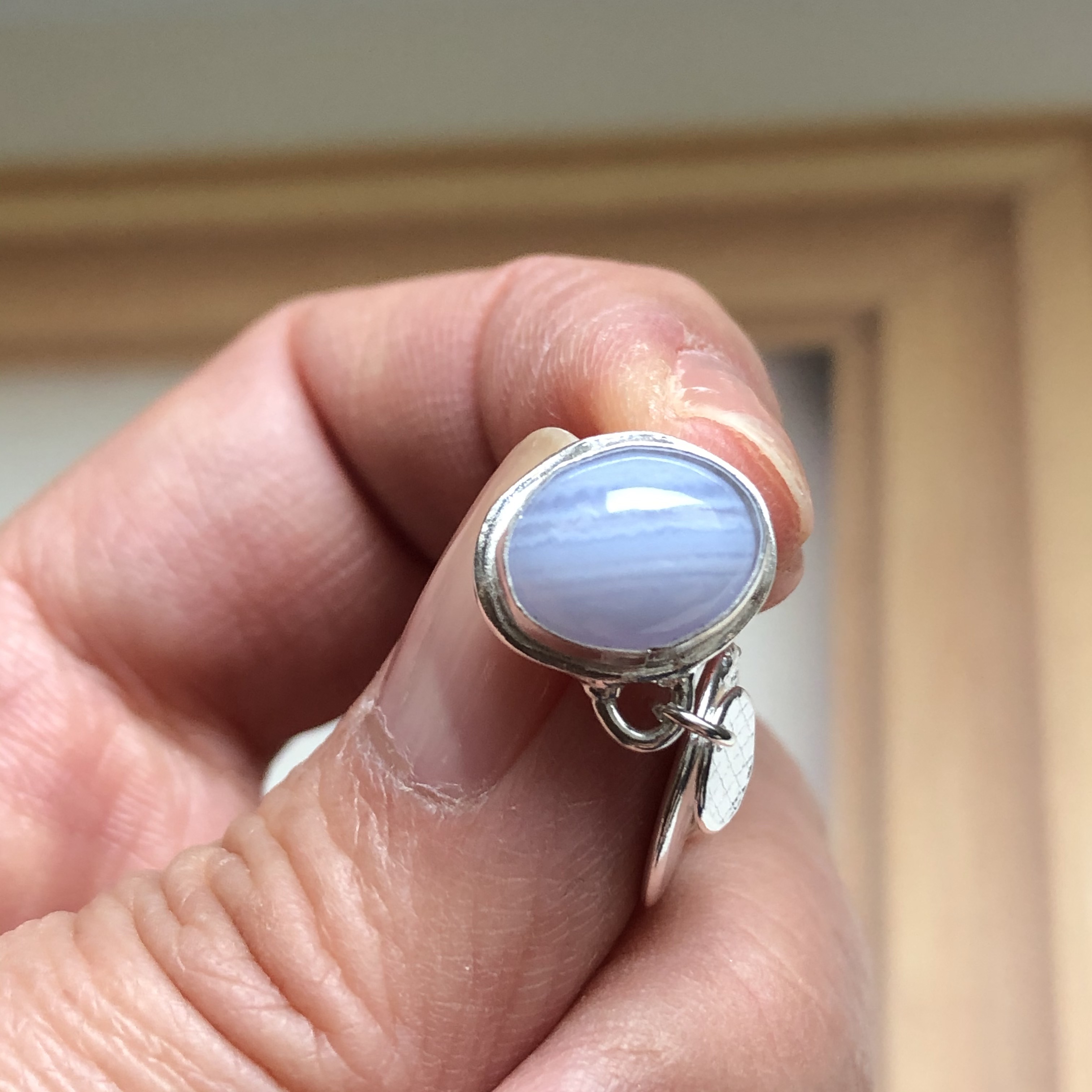 シルバーピアス レディース 揺れる 天然石 ブルーレースアゲート 水色 涼やか