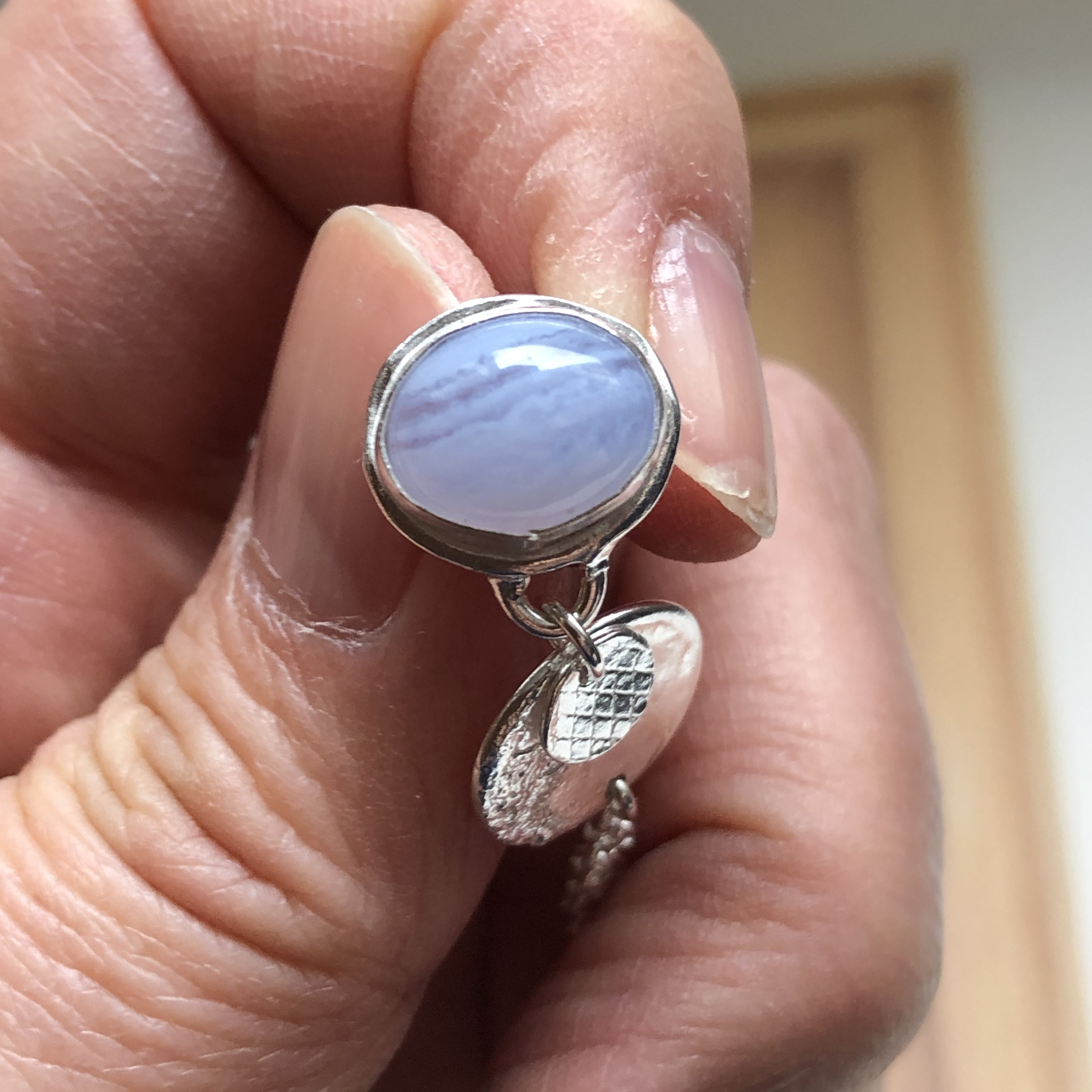 シルバーピアス レディース 揺れる 天然石 ブルーレースアゲート 水色 涼やか