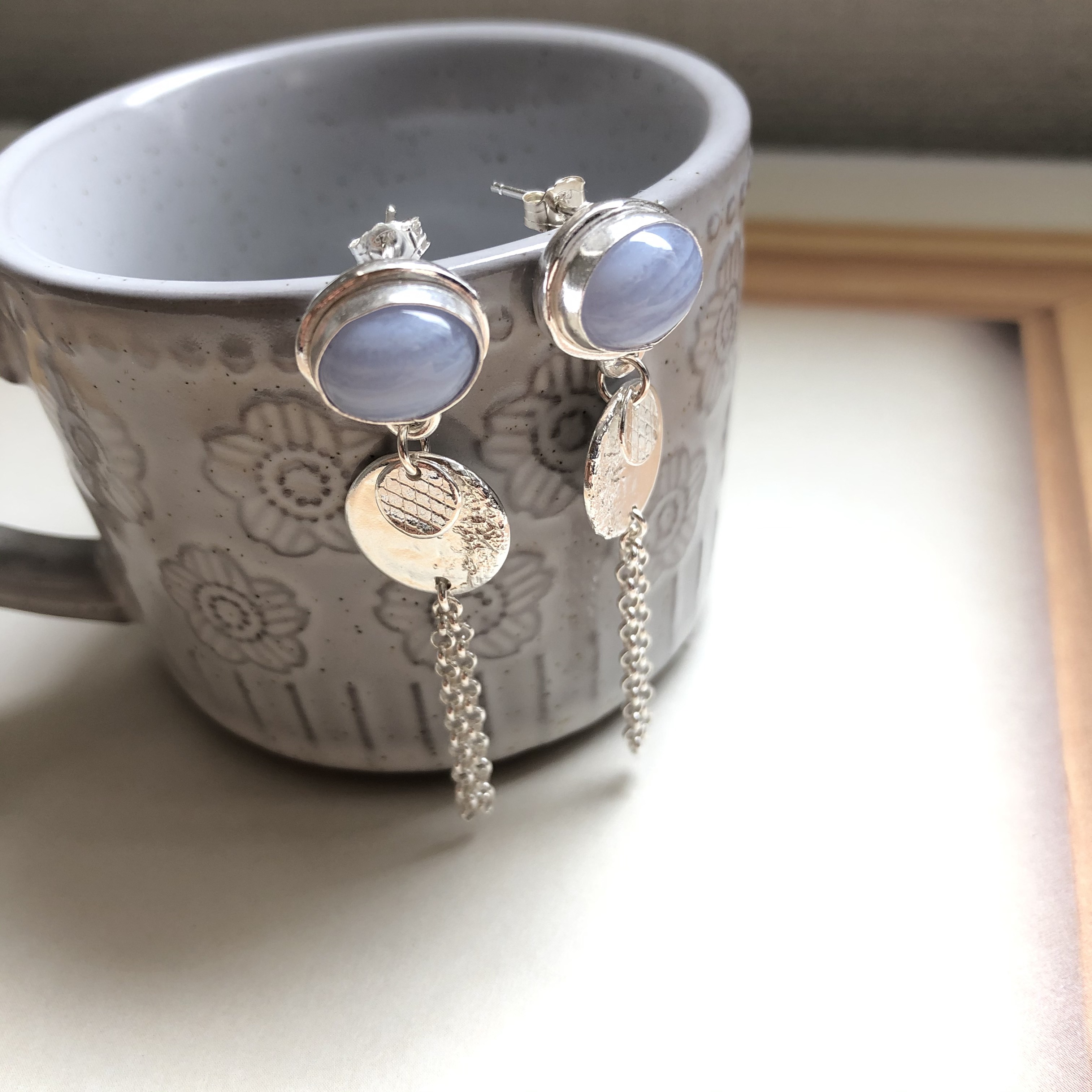 シルバーピアス レディース 揺れる 天然石 ブルーレースアゲート 水色 涼やか