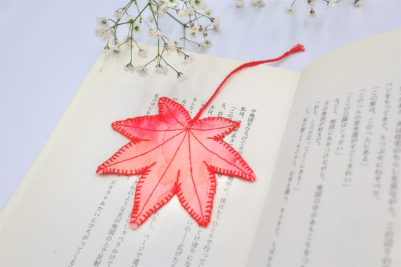 [受注制作]紙刺繍＊葉っぱのしおり　カエデ 1枚目の画像