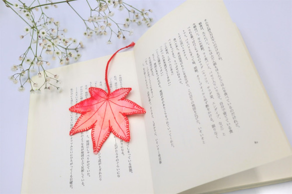 [受注制作]紙刺繍＊葉っぱのしおり　カエデ 2枚目の画像