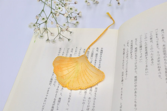 [受注制作]紙刺繍＊葉っぱのしおり　イチョウ 1枚目の画像