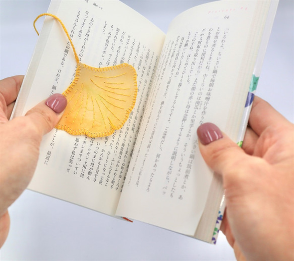 [受注制作]紙刺繍＊葉っぱのしおり　イチョウ 3枚目の画像