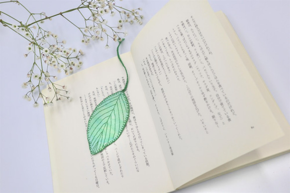 [受注制作]紙刺繍＊葉っぱのしおり　ハナミズキ 2枚目の画像
