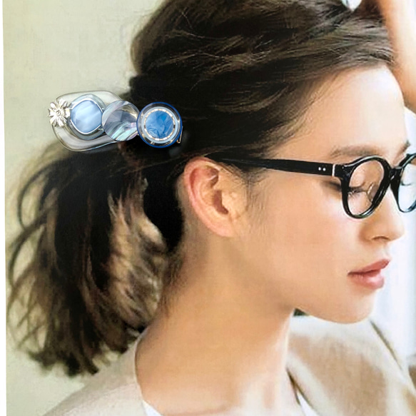 ブルーの夏ヘアクリップ クリア素材とシルバーが涼しげな水色の夏ヘアアクセサリー 4枚目の画像