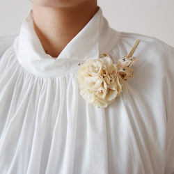 bouquet blanc - コットン布花のブローチ 3枚目の画像