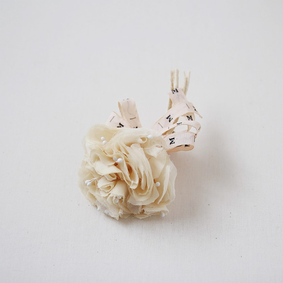 bouquet blanc - コットン布花のブローチ 4枚目の画像