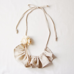 【お花のブローチ付き】ネックレスにもつけ襟にもなるリネンの2wayアクセサリー - 生成り 1枚目の画像