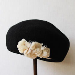 【一点物】お花のブローチ付きベレー帽 2枚目の画像