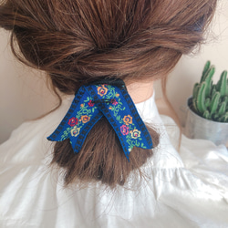 チロリアン/ブルー/お花/民族風/刺繍　チロリアン風　花刺繍　簡単結ぶだけ！　ヘアゴム 4枚目の画像