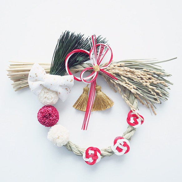 ミニマルで和モダンな紅白菊のしめ縄飾り［白］ 1枚目の画像