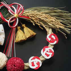 ミニマルで和モダンな紅白菊のしめ縄飾り［白］ 5枚目の画像