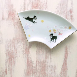 桜走るボストンテリアの扇皿 2枚目の画像