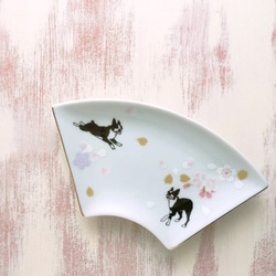 桜走るボストンテリアの扇皿 3枚目の画像