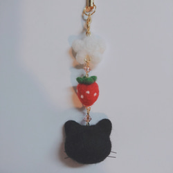 黒猫といちごのストラップ(羊毛フェルト) 2枚目の画像