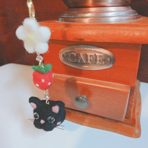 黒猫といちごのストラップ(羊毛フェルト) 4枚目の画像