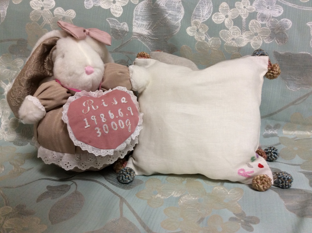 ぬいぐるみ うさぎちゃん シャンパンゴールド色の服