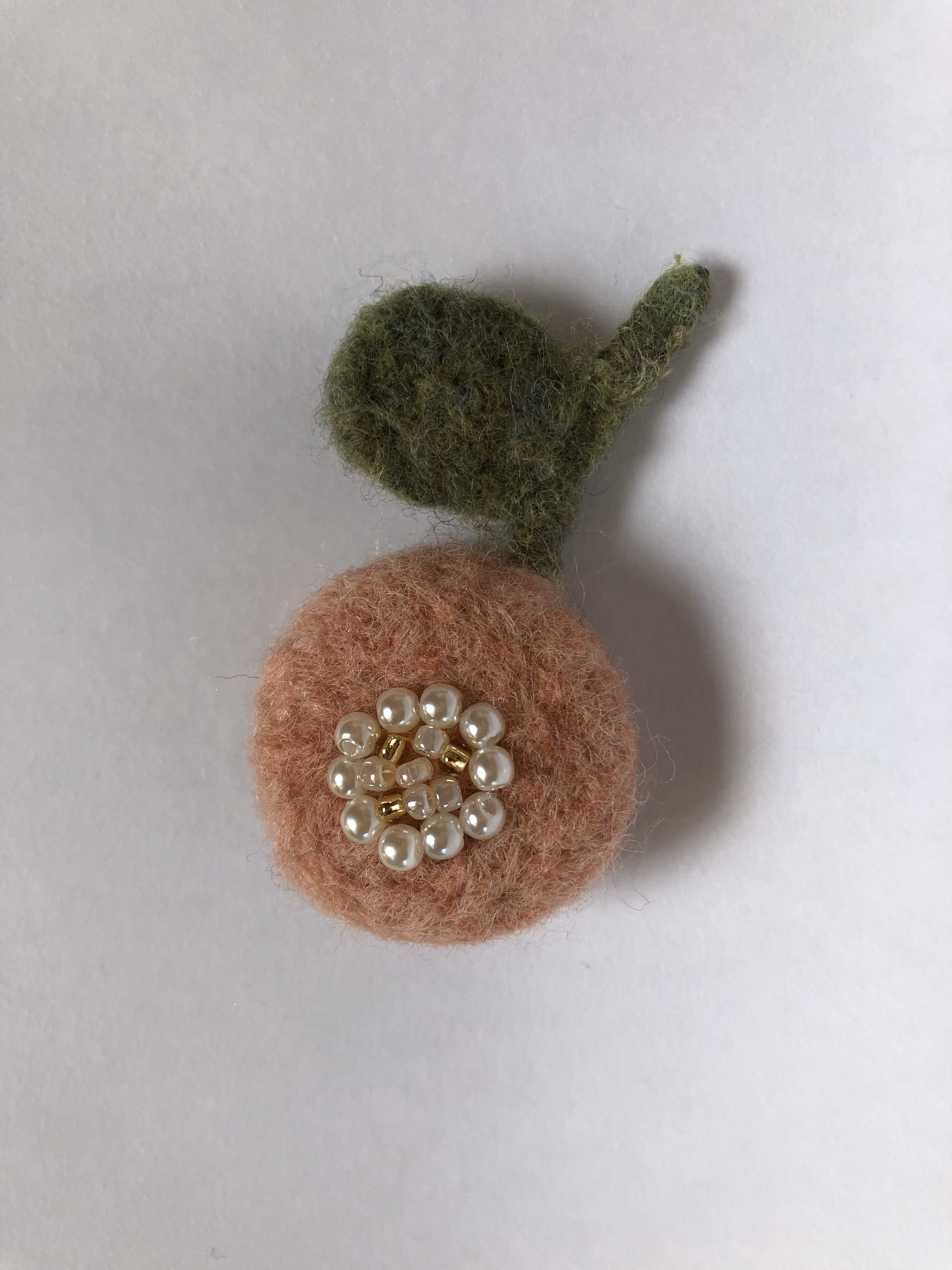 羊毛フェルト さくら色のお花ブローチ ブローチ iroito.smile 通販