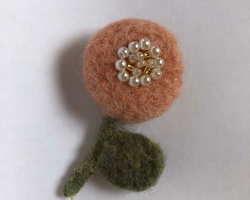 羊毛フェルト さくら色のお花ブローチ ブローチ iroito.smile 通販
