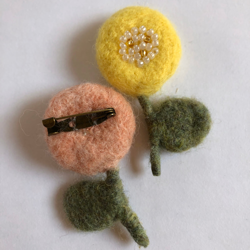 羊毛フェルト さくら色のお花ブローチ ブローチ iroito.smile