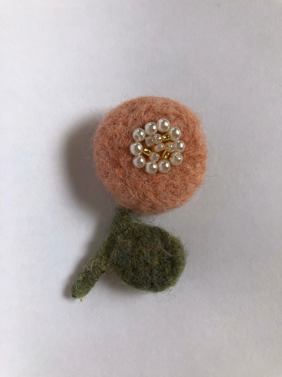 羊毛フェルト さくら色のお花ブローチ 1枚目の画像