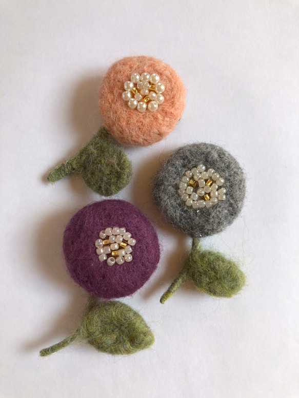 羊毛フェルト ばら色のお花ブローチ 4枚目の画像