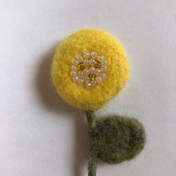 羊毛フェルト たんぽぽ色のお花ブローチ 1枚目の画像