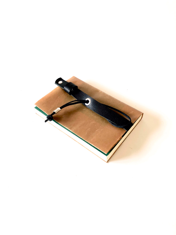 ワックスペーパー ➕ 本牛革の文庫本サイズのブックカバー(手帳カバー) ブラック 4枚目の画像