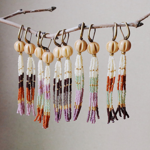 デッドストックのシードビーズとドイツ製ウッドビーズのフックピアス