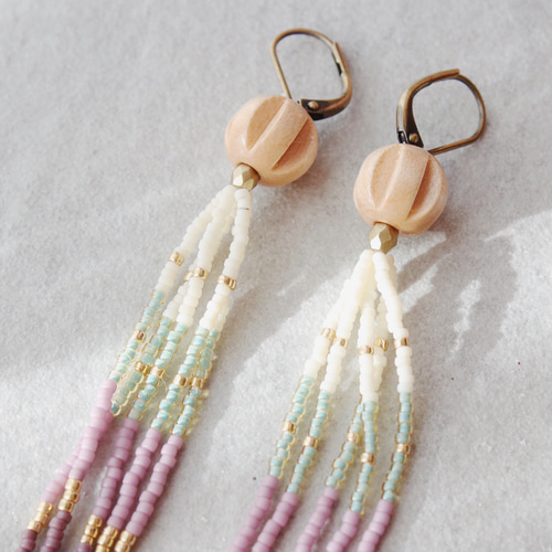 デッドストックのシードビーズとドイツ製ウッドビーズのフックピアス