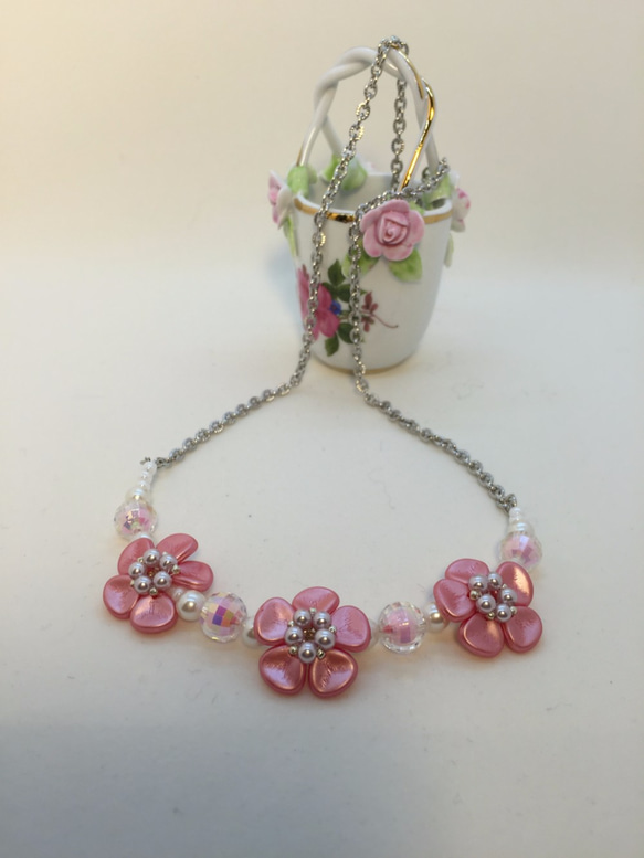 ピンクのお花のミニヨン・ネックレス 1枚目の画像