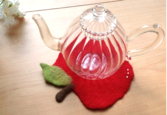 羊毛フェルト りんご  敷物  ポット用マット コースター  赤 1枚目の画像