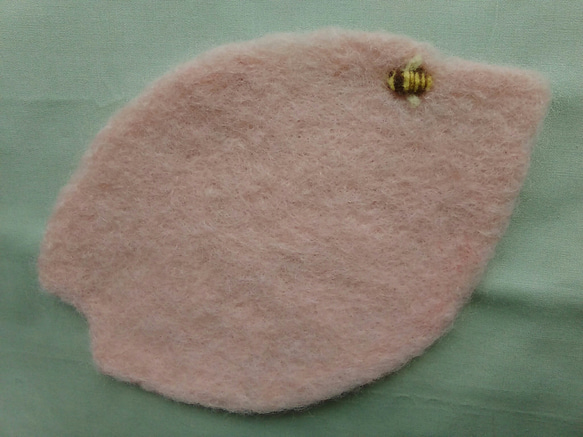 「Creema限定」 羊毛フェルト  敷物  コースター  桜の花びら  ピンク 2枚目の画像