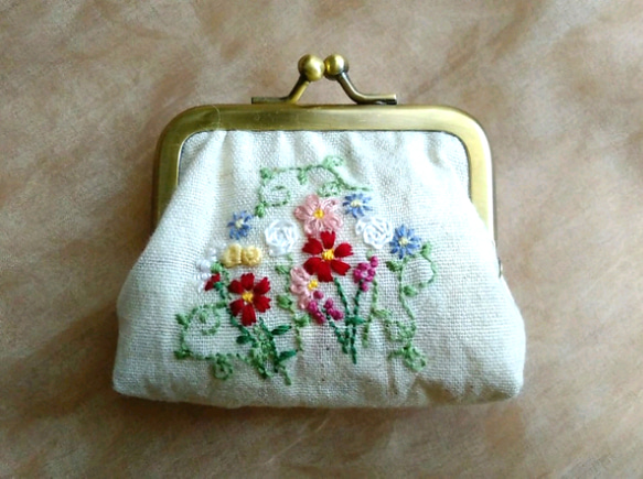 「Creema限定」 財布  がま口  小物入れ  オリジナルデザイン  刺繍  花 1枚目の画像