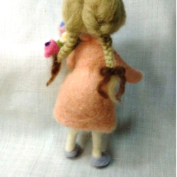 「Creema限定」 羊毛フェルト  人形   花束を持った少女   ピンク 3枚目の画像