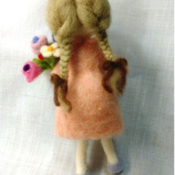 「Creema限定」 羊毛フェルト  人形   花束を持った少女   ピンク 4枚目の画像