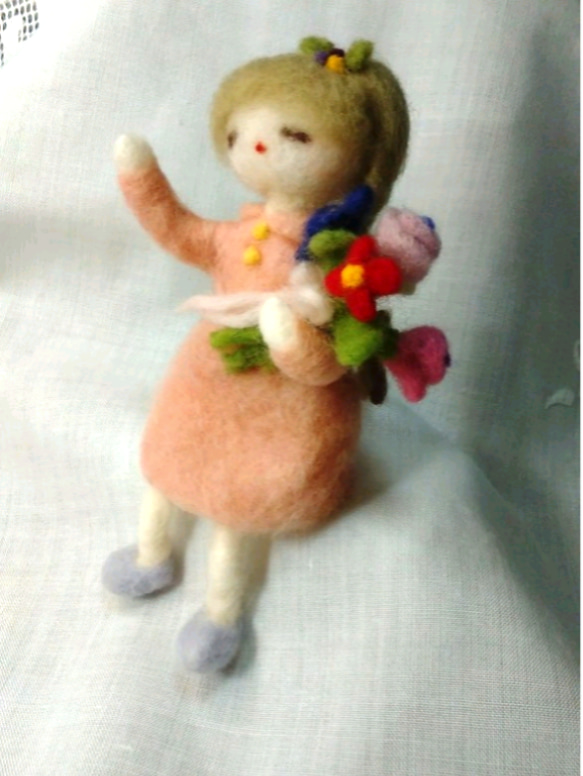 「Creema限定」 羊毛フェルト  人形   花束を持った少女   ピンク 5枚目の画像