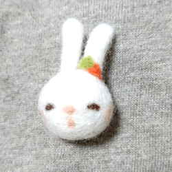 ブローチ  羊毛フェルト  うさぎ 『数量限定ハンドメイド2019』 1枚目の画像