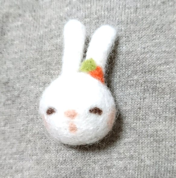 ブローチ  羊毛フェルト  うさぎ 『数量限定ハンドメイド2019』 1枚目の画像