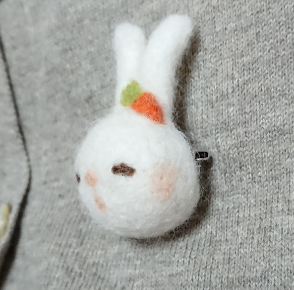 ブローチ  羊毛フェルト  うさぎ 『数量限定ハンドメイド2019』 2枚目の画像