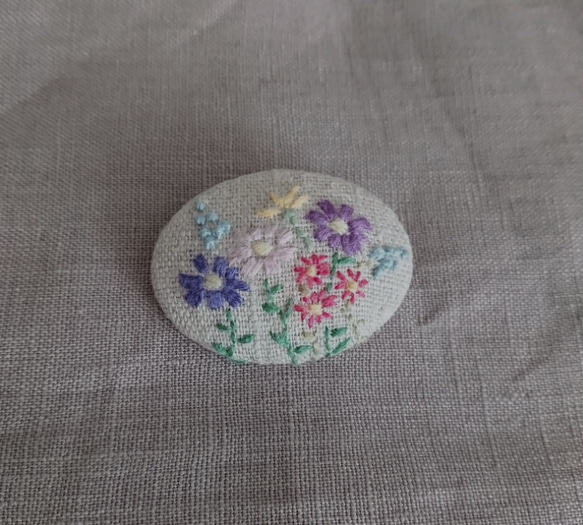 ブローチ   刺繍  花   オリジナルデザイン 3枚目の画像